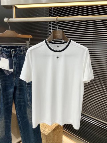 Dior- 迪奥 系列 Vip高级定制 2025春夏季新款短袖 百搭款式 任何人都可以轻松驾驭 面料全订制数码印花工艺 高定一等品莫代尔面料 面料手感柔软 上身