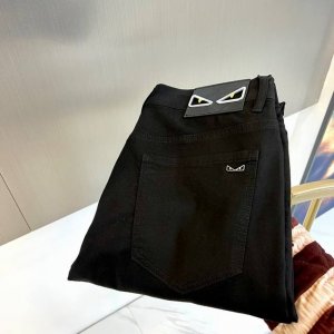 Fendi芬迪 2025早春新品男士丹宁牛仔 Regular Denim常规丹宁牛仔 但工艺值上却是相当重工 黑牛特有工艺感的一款牛仔 作为常规标配的酵洗 自然