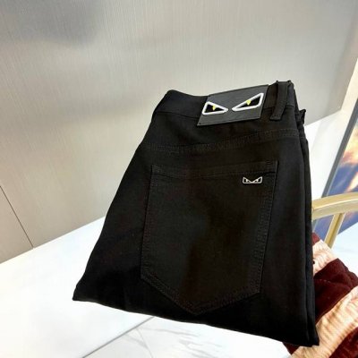 Fendi芬迪 2025早春新品男士丹宁牛仔 Regular Denim常规丹宁牛仔 但工艺值上却是相当重工 黑牛特有工艺感的一款牛仔 作为常规标配的酵洗 自然