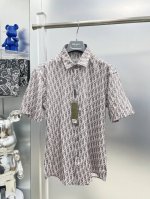 Di*迪 Cd 23Ss秋冬新款满印字母印花短袖衬衫 Fema 定制丝光面料，舒服透气，柔软舒适，上身高端又奢华，足够场面的档次，这款衬衫无不骄傲的让你满意有面