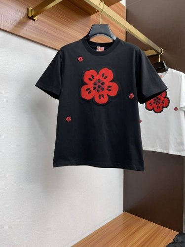 kezno 2025S春夏新款花卉仔章短袖T恤，采用100％棉，面料亲肤柔软有质感，上身透气舒适～比一般普通棉更显档次，品质高低立现， 经典宽松版型 ~服帖舒适