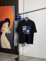 罗意威2025春夏新品短袖T恤，一比一原版印花.三标齐 ！简约百搭款。纯棉面料.穿着透气舒适！黑白两色 微阔版型.男女同款！码数：M-Xxl M码可以穿到140