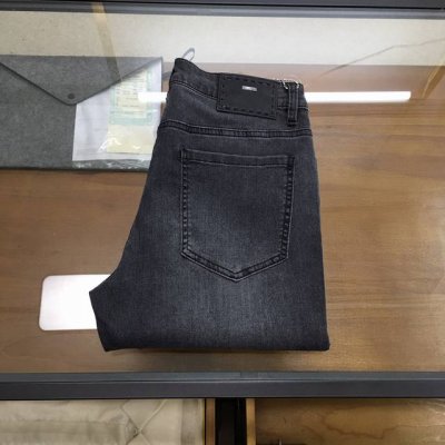 新品 P240 Fend... 2025春夏新款 新款男士牛仔裤！ 贸易级别的代工品,数量极其稀少.精良精细的制作工艺程度已经达到极致效果.经典绝伦的款式,原色