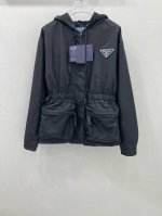 prad**25新款连帽拉链冲锋衣 经典三角标 定制Yb进口环保再生尼龙材质 工艺处理 立体有型 连帽抽绳拉链外套 点亮时尚造型 成衣线条造型 挺括有型 简约不