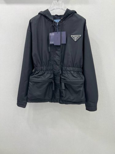 prad**25新款连帽拉链冲锋衣 经典三角标 定制Yb进口环保再生尼龙材质 工艺处理 立体有型 连帽抽绳拉链外套 点亮时尚造型 成衣线条造型 挺括有型 简约不