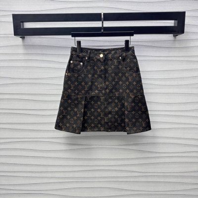 louis Vuitto*2025新品上架 激光牛仔半裙 定制Yb进口斜纹棉牛仔材质 工艺处理 质感十足 通体标志性四叶草元素字母徽标 彰显品牌调性 低腰压褶裙