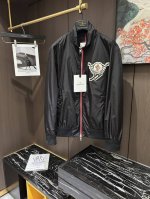 Mon25S春夏男士立领外套夹克.......主体高密度聚酯纤维面料 满足于常规休闲且包容所有场合的着装需求，出在穿搭季属于极出色的首选单品，实穿性极佳！！！码