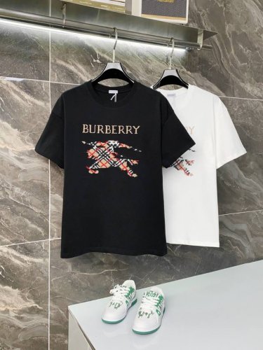隔天到 Burberry 巴宝莉 高品质320克 战马绣花圆领短袖T恤 原版面料 官方同款 短袖T恤 同缸染面料 手感非常舒服 春夏最新砖柜同步 时尚又个性 超