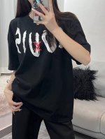模特图# Louis Vuitton 路易威登Lv 红标刺绣前后经典大字母涂鸦圆领短袖 法国路威酩轩集团-Lvmh旗下品牌，著名奢侈品箱包和皮具品牌，百余年的传
