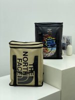 The North Face背面男女户外双肩包登山包！大容量男女背包手提包电脑包，时尚来袭！ 面料是尼龙材料，Ua Storm技术的涂层令背包表面具有良好的耐候