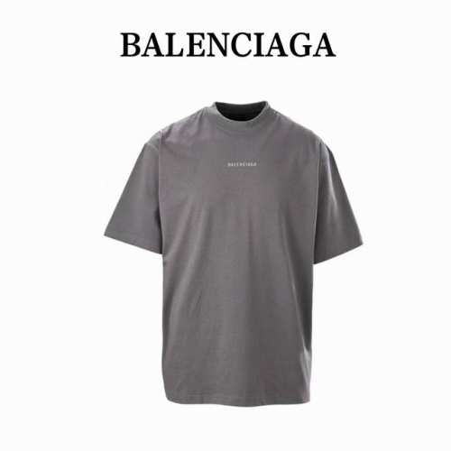 balenciaga巴黎世家Blcg 标识反光短袖T恤 定制奢密双纱全棉平纹绸，手感柔软，舒适贴肤，以高级灰为主色调，前后饰以标识字母点缀，增添品牌辨识度以反光