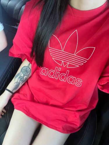 Adidas阿迪达斯古着限定虚线Logo红色短袖T恤 爱惨了氛围感红色拍照真的太亮眼啦 ad短袖谁穿谁是纯情女高 少女感满满 正红色真的不要太显白冷白皮滤镜拉满