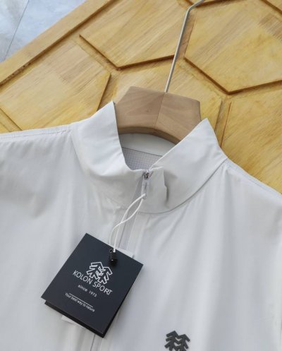 细节图 Kolon Sport 可隆男女弹力皮肤衣轻薄热压立领夹克外套 面料接触即凉 缓解燥热*此功能为接触瞬间凉感而非持续凉感 采用轻薄华夫格肌理感原纱弹力面