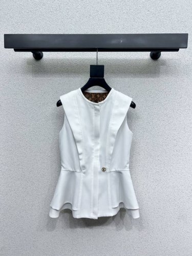 l家西装荷叶边背心上衣 定制白色西服面料 里面老花内衬 低调奢华又高级 层叠荷叶边拉链装饰百搭不挑人 圆领背心衣摆荷叶边设计上身巨显瘦 可甜可盐的休闲风 原版定
