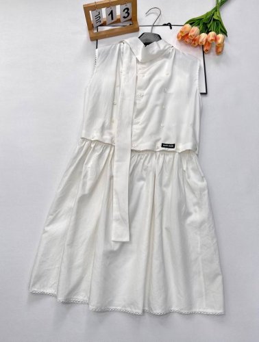 Miumiu2025新款系带拼接可拆卸背心裙 定制Yb原生全棉材质 质感垂顺 上身有型 上下身可拆卸两件套背心裙设计 腰间以钮扣固定 丰富穿搭方案 领口飘带同样