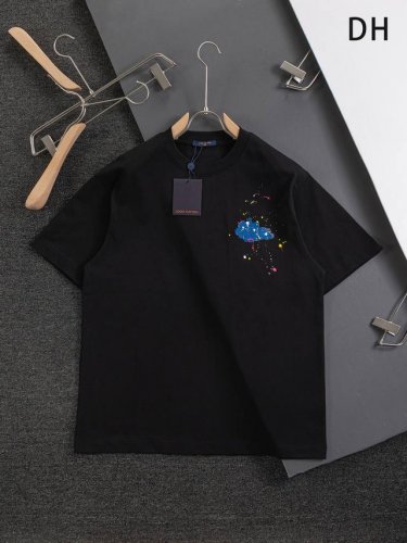 louis Vuitton 路易威登 1V 微宽版型S-Xl Lv 25Ss新品专柜同步上架 前后幅胸口字母刺绣涂鸦印花四条压线重工艺 圆领短袖T恤，男女同款！