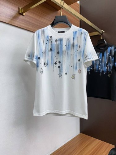 lv路易威登 Ss新工艺Logo纯棉质阔版圆领男士短袖T恤，新季新推系列将标识巧妙融入设计，塑就一系列充满复古风情的运动风单品。在这款百搭T恤上，带着一丝怀旧意