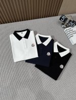 p230。【Moncler】蒙口 Hk专柜同款同步上新短袖翻领Polo，采用订制双丝光六角珠地棉面料，领襟处针织罗纹收口，精致扣子，胸前Logo绣花章搭配，极为