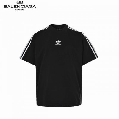 balenciaga 巴黎世家&三叶草 三杠落肩短袖 采用32支双纱 260克重面料 进口针织针梳棉进行制作 厚度适中 有垂感又有轮廓型 上身就是一个舒适 对微