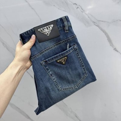 prada*普拉达 高端定制、2025早春最新款牛仔裤 柜台同步发售 原版定制复刻 客供五金辅料 原单品质 进口牛仔面料重工洗水 精品皮牌 做工走线精细 上身绝