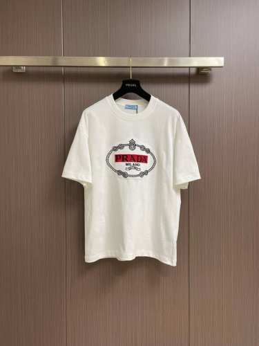 prada 2025Ss春夏新品标识刺绣短袖T恤，定制高支平纹精棉面料 极致柔软舒适 高端大气，胸前田岛机刺绣标识 简约百搭款式 简约易搭配 上身亲和力和好感度
