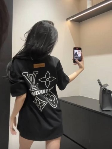 Louis Vuitton路易威登新款四叶草提花刺绣Logo短袖T恤 越穿越喜欢提花刺绣真的吸精 高级感轻松拿捏 多场合元气穿搭 前后重工刺绣Logo这么好看不