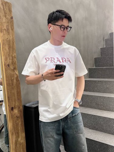 普拉达2025夏季新款短袖T恤，特色的刺绣花纹工艺，个性艺术系列全网独家首发 百搭款细节处理完美240克纯棉面料十分精致 原版面料 网红明星同款高版本 高品质手