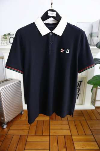 菲拉格慕. 2025夏季新品男士翻领短袖Polo衫品牌经典元素Logo设计！任何人都可以轻松驾驭 采用朱迪面料！非常显档次懂货的必须入！版型剪裁属于修身款 非常