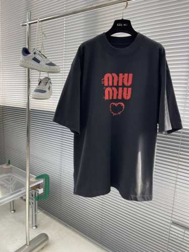 Miu Miu 2025春夏最新品，专柜同步有售，原单狠货，时尚休闲圆领短袖T恤，350G进口原版面料，上身舒适透气，顶级印花工艺字母图案装饰Logo，档次极高
