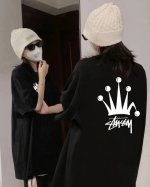 Stussy斯图西皇冠圆领短袖半袖T恤 面料采用260克纯棉双纱食毛面料 双线二本针压线 久洗不变形 原版定制三标 高端进口印花 随意水洗 情侣可穿 男女同款