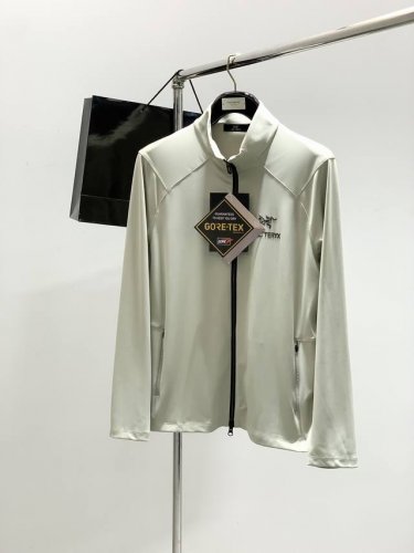 颜色：灰黑，米灰 ，Arcteryx 始祖鸟，2025春季Aw新品，时尚休闲外套，专柜同步有售，原单狠货，进口原版面料，工艺极度复杂，视觉相当雅致时髦，高贵而优