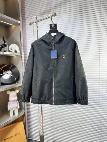 LV*路易 ss25早春新款夹克外套。采用客供高密度精材质面料，软糯亲肤，抗皱立挺有型，品牌字母logo，满满的时尚感；适合多种穿搭风格；一款不挑年纪的外套。码