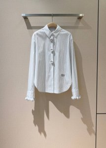 por*T*S 1961 新款推荐 晴空蓝白色条纹纯棉衬衣，选用府绸面料轻薄透气，衬衫领型简约现代，球球纽扣U型下摆并配有标志性Logo刺绣，无论是上班还是日常
