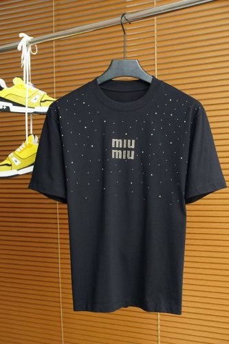 miumiu-2025春夏系列新品 男士圆领短袖奢华品牌字母Logo标识标注上身就能体会这款设计带来的年轻与时尚感！整体时尚而有潮流，采用顶级欧洲双面丝光棉面料