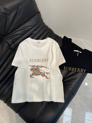 Burr*25限定系列新品刺绣短袖T恤 精致常规版型上身巨显瘦！ 定制最新撞色刺绣 低调奢华！ 时髦精必备单品解锁所有穿搭！ 认准我家品质！经典单品时髦又高级
