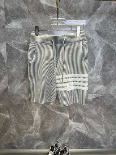 tb汤姆布朗 Thom Browne2025Ss新款针织短裤。 定制面料采用威化布织法，提花针织工艺，版型紧致立体，直条纹拼接，定制裤绳五金质感强，顺滑，上身舒