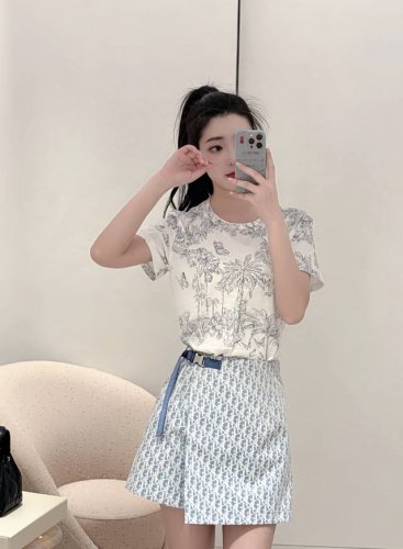 Ｄ家 15夏季新款 印花蝶森系T恤 胸前居中枝叶花蝶森系自然风格图案 打造仙气中不失休闲的个性风格 品牌高级设计感拉满 单穿内搭都出彩时髦。一个色Sml