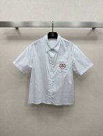 25Ss Chane *春夏新品 短款衬衫 口袋爱心 设计时髦又高级！可甜可盐气质减龄少女风！H宽松版型上身巨显瘦！面料质感超赞！强烈推荐自留款！完美做工品质看