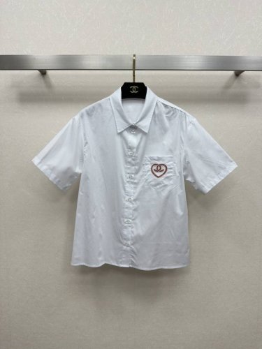 25Ss Chane *春夏新品 短款衬衫 口袋爱心 设计时髦又高级！可甜可盐气质减龄少女风！H宽松版型上身巨显瘦！面料质感超赞！强烈推荐自留款！完美做工品质看