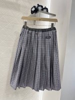 Miumi*2025新品上架 弹力格纹半裙 定制Yb斜纹全棉材质 质感透气 垂顺有型 高腰弹力半身裙版型 通体蓝灰格纹 腰间同色系松紧褶皱收腰 文艺感满满 上身