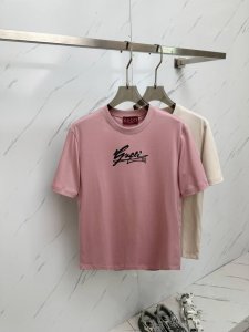 Gucci 2025Ss夏季最新品，专柜同步有售，原单狠货，时尚休闲圆领短袖T恤，上身舒适！吸睛而有亮点，采用进口原版面料，顶级工艺字母图案Logo，简单而不失