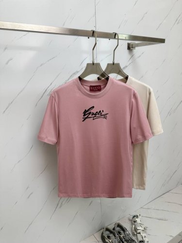Gucci 2025Ss夏季最新品，专柜同步有售，原单狠货，时尚休闲圆领短袖T恤，上身舒适！吸睛而有亮点，采用进口原版面料，顶级工艺字母图案Logo，简单而不失