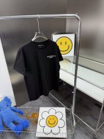 蔻驰后背马车图案T恤必备单品！这是经典的经典！Coach 蔻驰马车T恤，好好看啊！必备单品！经典重现，这次的马车带走一丝潮流感！百搭款推荐。300克高克重面料，