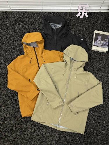 Kolon Sport可隆 新款硬壳压胶极简小标简约休闲时尚百搭防水防风户外运动休闲冲锋衣 被问爆的冲锋衣，真的太好穿了！Kolon Sport可隆这款冲锋衣，