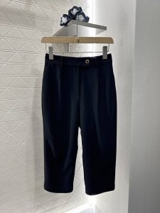 louis Vuitto*2025新品上架 纽扣萝卜七分中裤 定制Yb进口醋酸材质 质感光泽垂顺 呈现出压褶立体剪裁 萝卜七分裤版型 中裤裁剪宽松 修饰身型更为