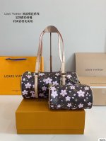 配礼盒. Lv X Nigo Keepall 枕头包 手袋是一款理想的都市手袋。 标志性的造型与经典的 Monogram 帆布，加之多种携带方式和奢华的天然牛皮