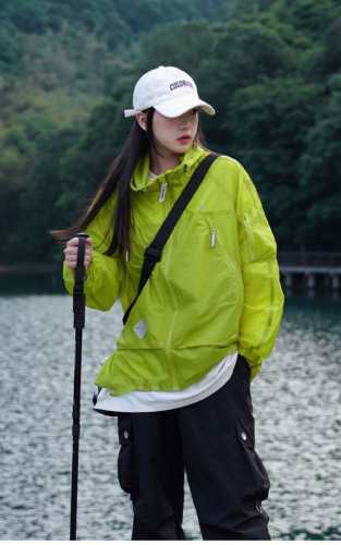 露露乐蒙Lululemon 被追问！Lululemon 这件防晒衣绝了 宝子们，Lululemon 夏季新款女款防晒衣来啦，荧光黄色超亮眼，大码友好。 荧光黄，