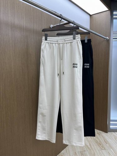 高端货品 Miu 2540春夏新款休闲裤！官网同步发售。品牌经典Logo休闲裤 ，定制面料，舒适度极好，手触感强烈。辨识度极高，Fdh完美品相工艺 颜色：黑色
