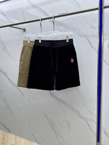 moncler*蒙口 2025爆款现货 坑条洗水灯芯绒贴布平腰休闲短裤 采用进口面料，订染色，纹路细腻。上身效果佳 当然成本相对来说也比较高一些，毕竟面料所选用