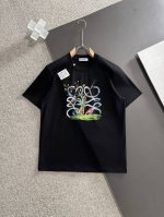 罗意威 25Ss春夏新款首发专柜最新款短袖圆领T恤 高端订制 设计前卫时尚 品牌Logo重工艺设计 高端定制230克面料.手感柔软.穿着舒适.专柜级别精致车线.